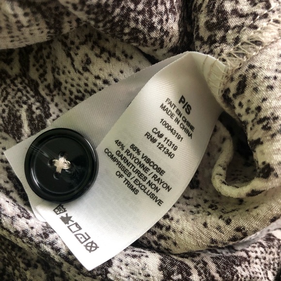 🌿 2/20 Crop Snake print button down - Picture 3 of 4